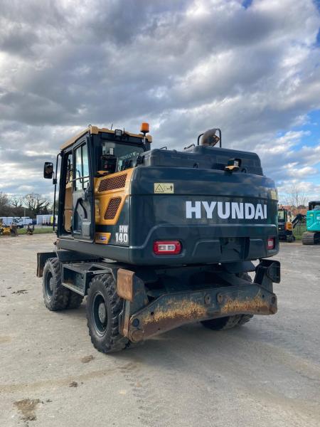 Pelle sur pneus Hyundai HW 140