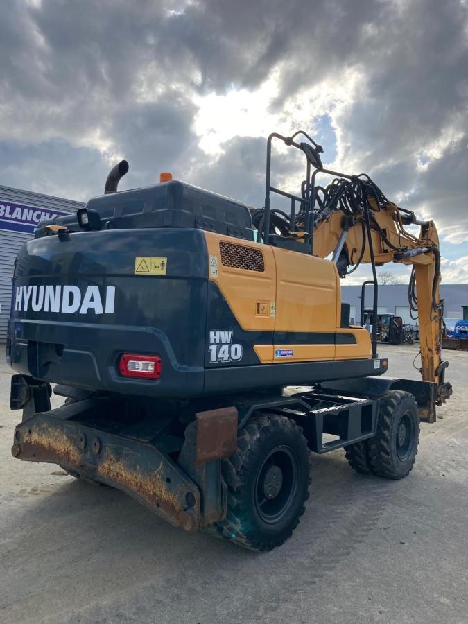 Pelle sur pneus Hyundai HW 140