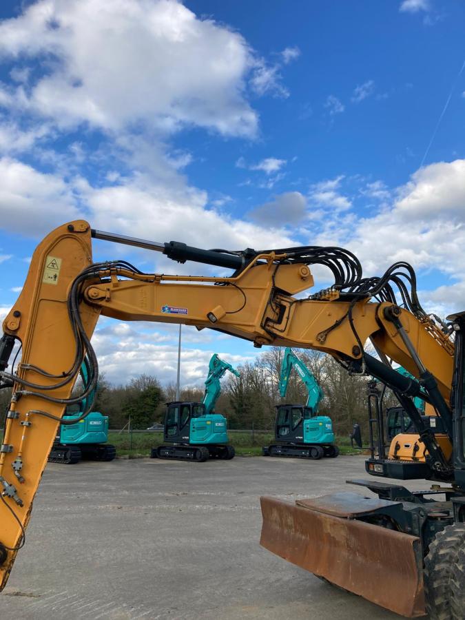 Pelle sur pneus Hyundai HW 140