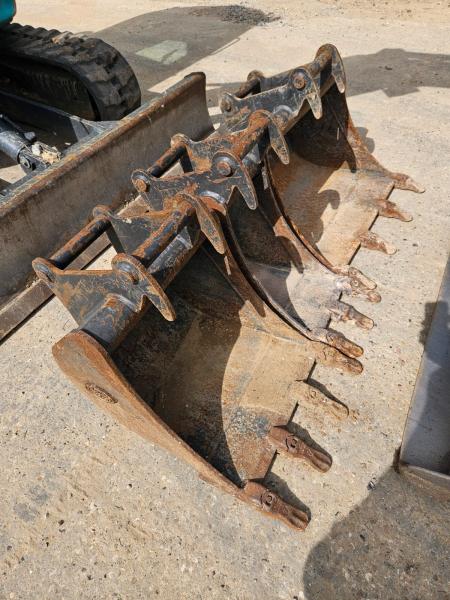 pelle Kobelco SK30SR-6E