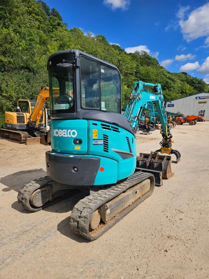 pelle Kobelco SK30SR-6E