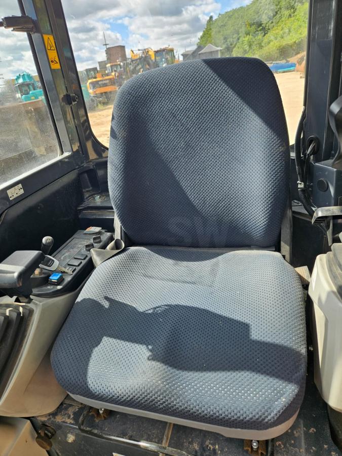 pelle Kobelco SK30SR-6E
