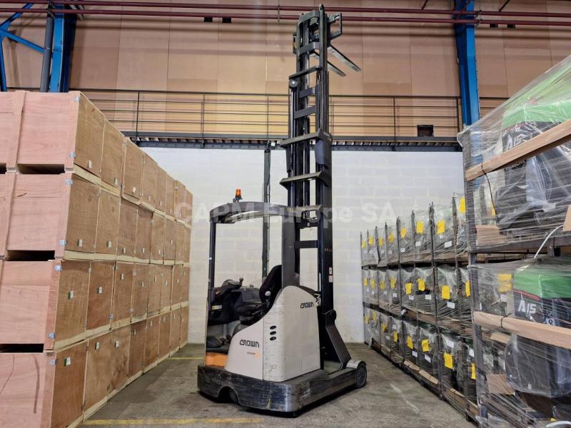 Carrello elevatore retrattile Crown ESR 5260