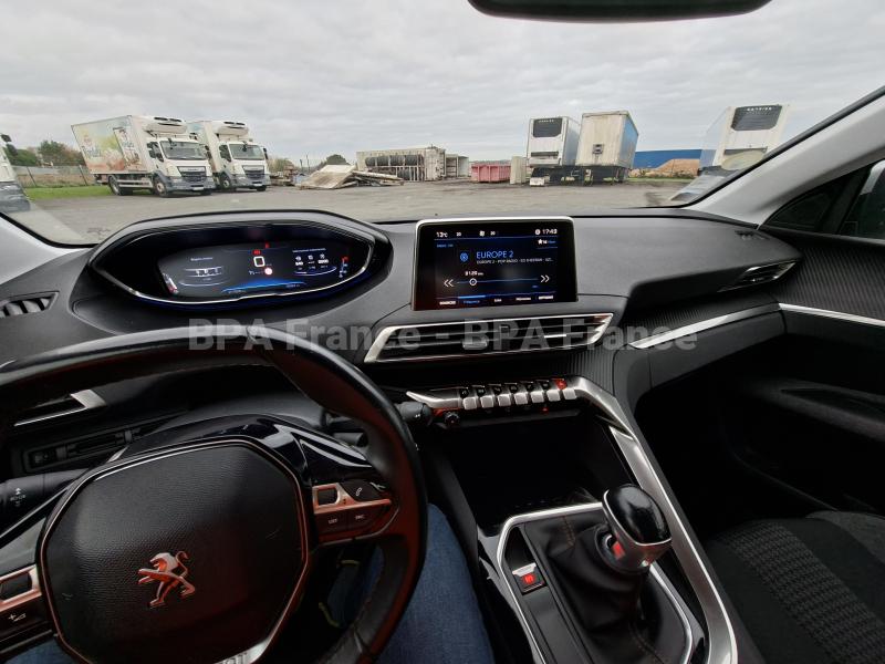 Car Peugeot 3008 ACTIVE 120CV Sedan