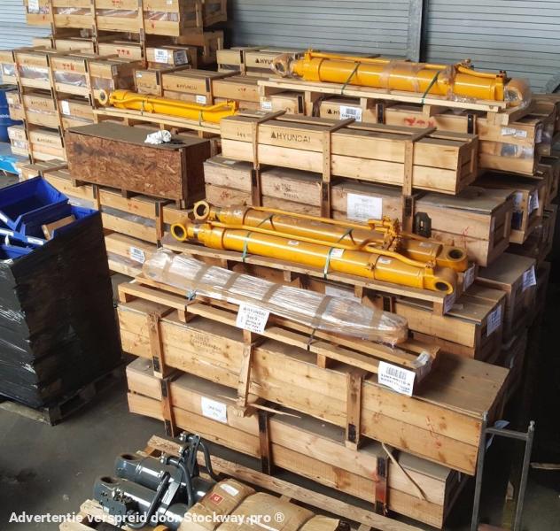 Photo Hyundai Boom Cylinder RH - Robex 450 LC-7, 31NB-50232  image 2/4