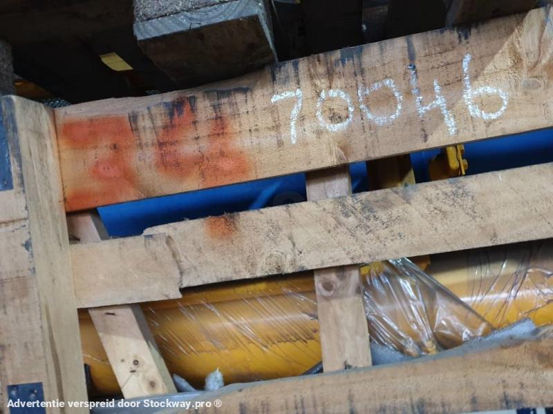 Photo Hyundai Boom Cylinder RH - Robex 450 LC-7, 31NB-50231  image 6/6