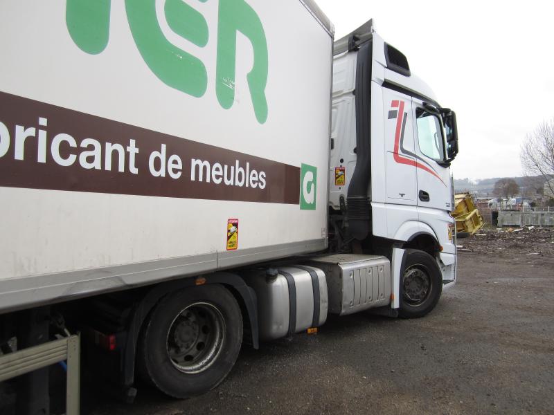 Tracteur Mercedes Actros 1845