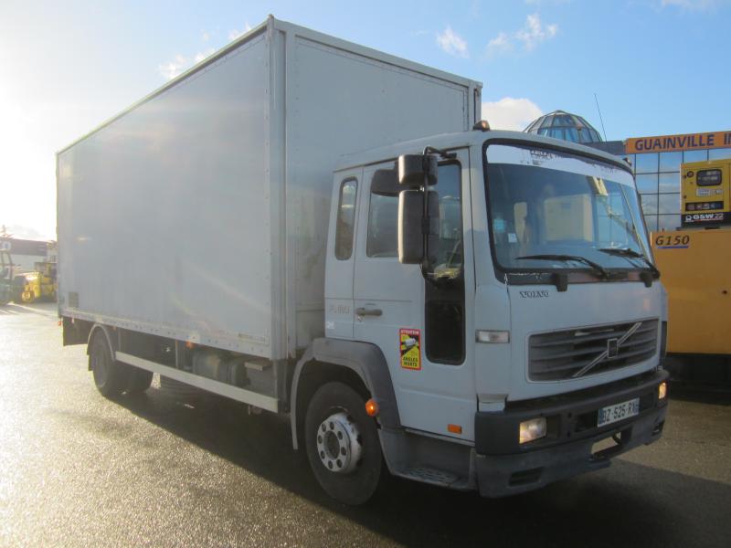 Camion Volvo FL 220 Rideaux coulissants PLSC (tautliner)