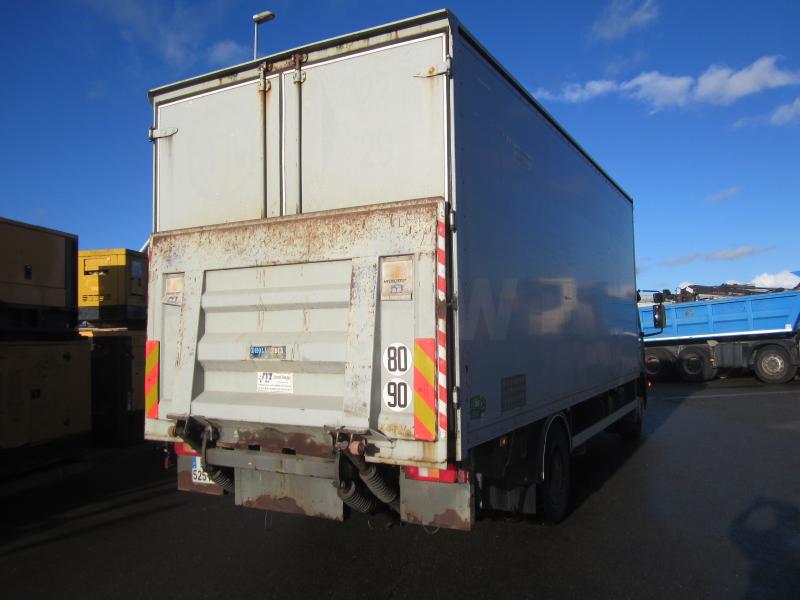 Camion Volvo FL 220 Rideaux coulissants PLSC (tautliner)