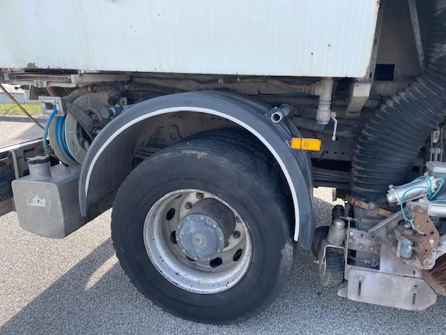 Engin de voirie Mercedes Axor 1829 Camion balayeuse