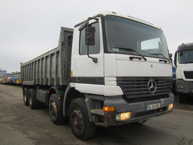 Camion Mercedes 3235K Benne Benne arrière