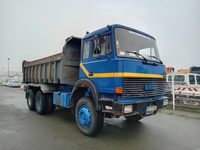 Camion Iveco 260 36H Benne Benne arrière