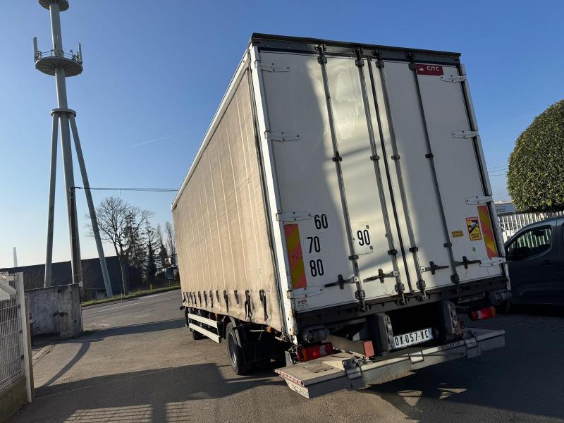 Camion Renault Gamme D Rideaux coulissants PLSC (tautliner)