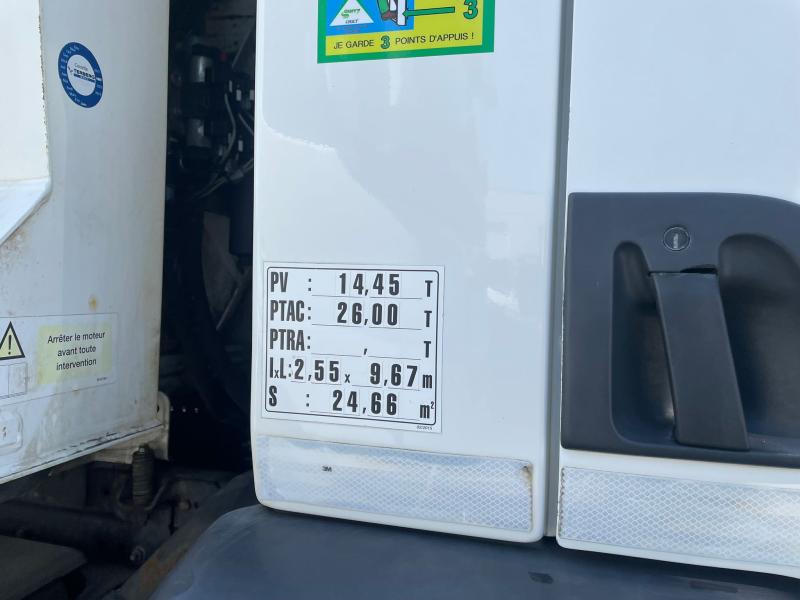 Engin de voirie Renault D-Series Camion benne à ordures ménagères
