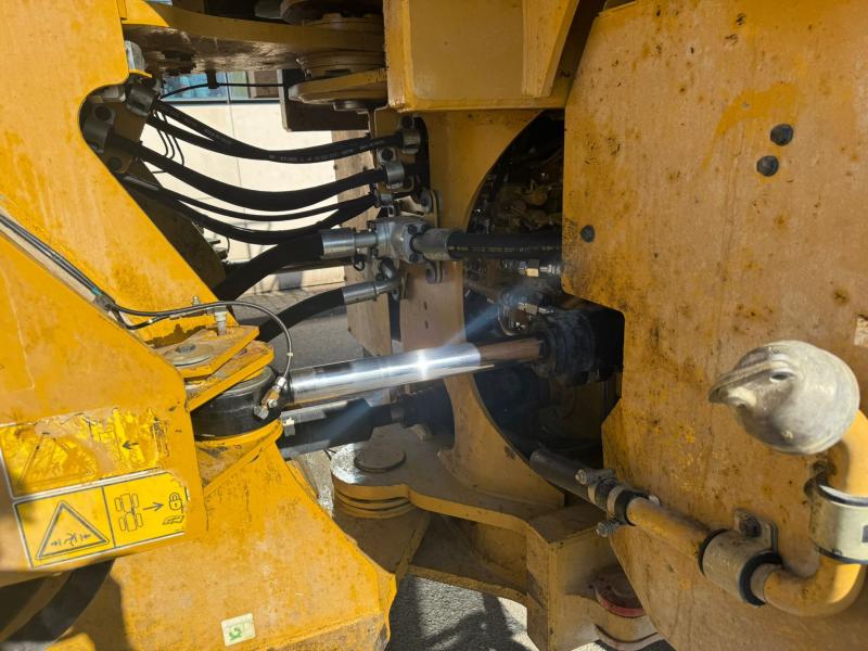 Chargeuse Caterpillar 966M Chargeuse sur pneus