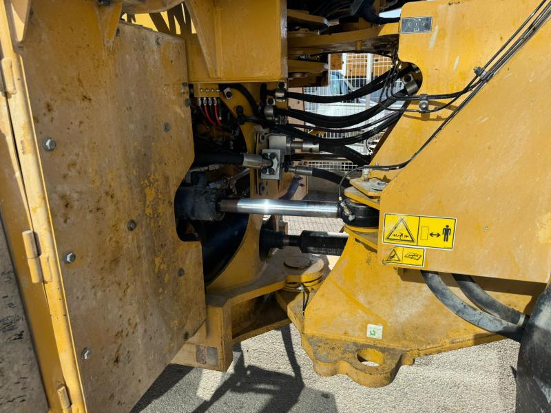 Chargeuse Caterpillar 966M Chargeuse sur pneus
