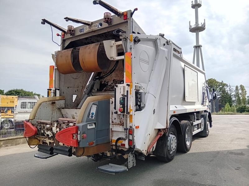 Engin de voirie Renault D26 Camion benne à ordures ménagères
