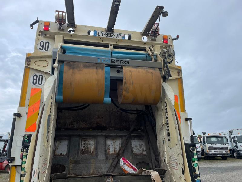 Engin de voirie Renault D-Series 26 Wide Camion benne à ordures ménagères