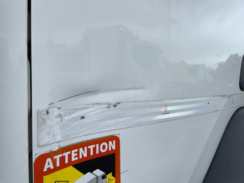 Engin de voirie Renault D-Series 26 Wide Camion benne à ordures ménagères