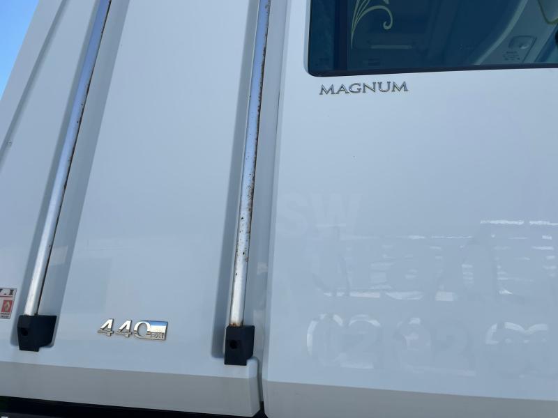 Camion Renault Magnum 440 DXI Plateau