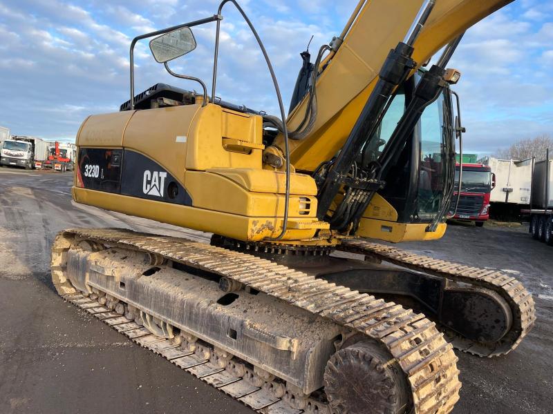 Pelle Caterpillar 323D Pelle sur chenilles