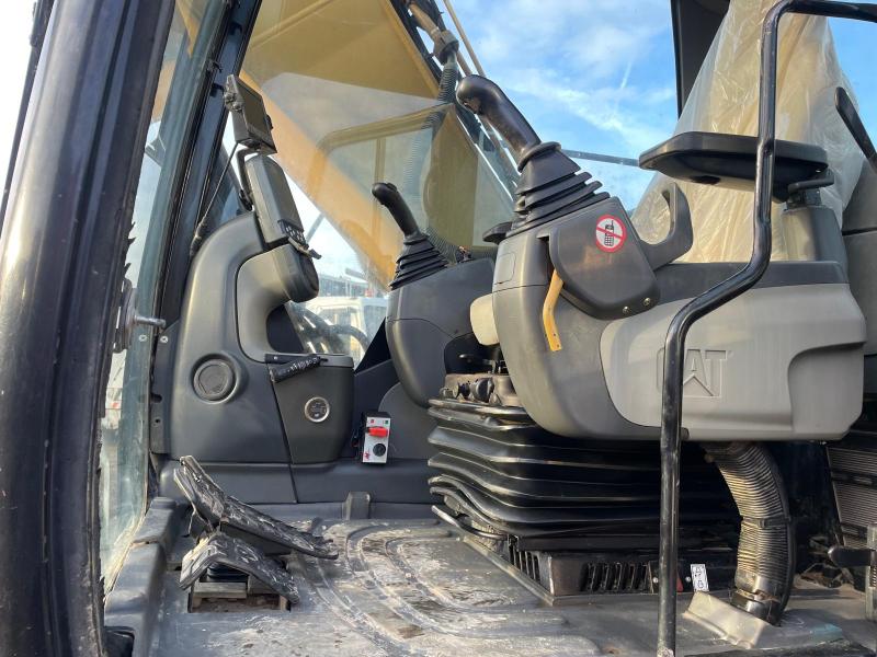 Pelle Caterpillar 323D Pelle sur chenilles