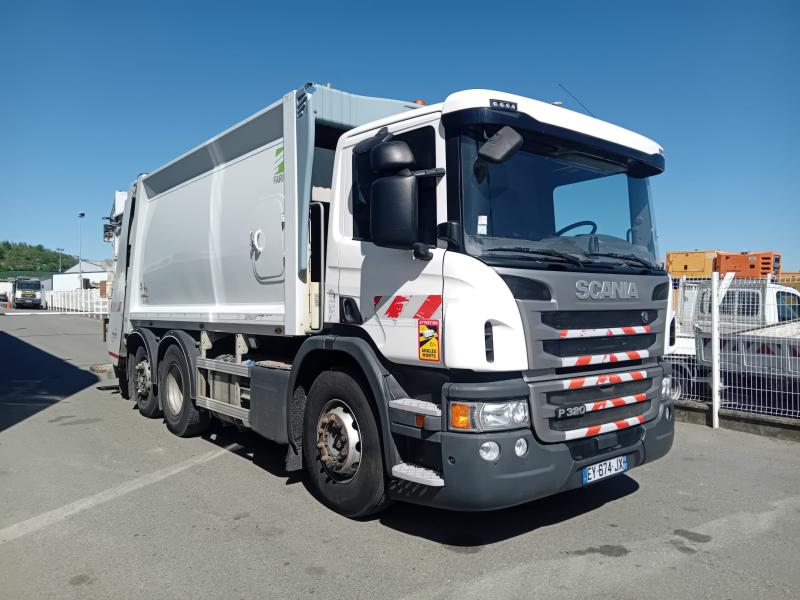 Engin de voirie Scania P 320 Camion benne à ordures ménagères