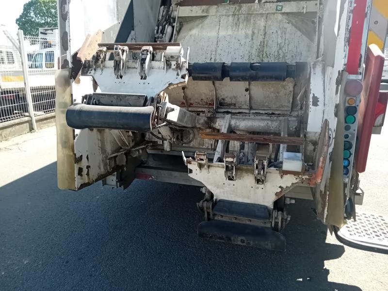 Engin de voirie Scania P 320 Camion benne à ordures ménagères