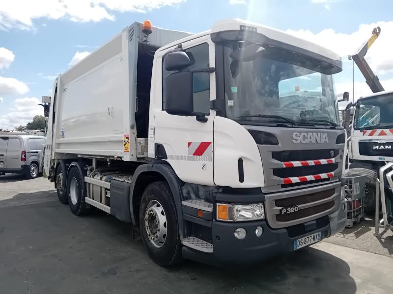 Engin de voirie Scania P 320 Camion benne à ordures ménagères
