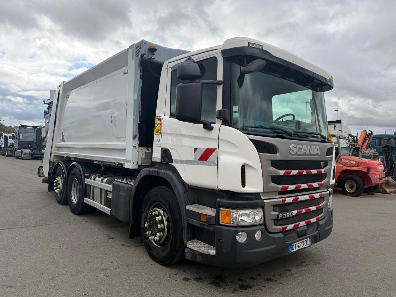 Engin de voirie Scania P 320 Camion benne à ordures ménagères