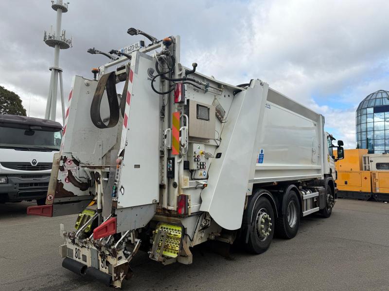 Engin de voirie Scania P 320 Camion benne à ordures ménagères