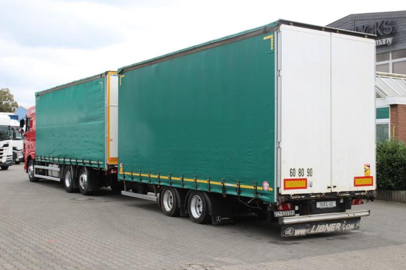 vrachtwagen met aanhanger DAF XF460