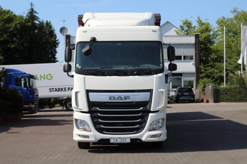 vrachtwagen met aanhanger DAF XF460