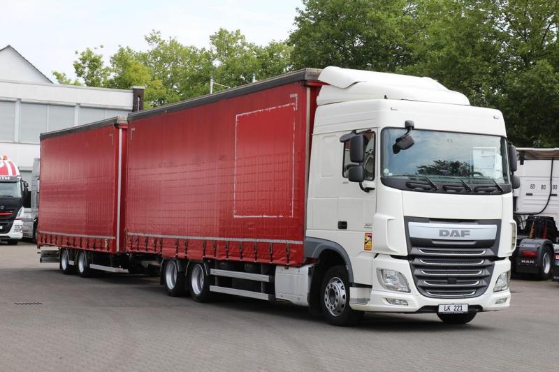 vrachtwagen met aanhanger DAF XF460