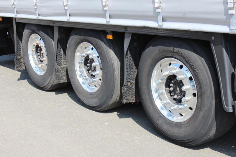 Semirremolque Schmitz Cargobull Standard/ 2,8h/ Edscha/ 2xLift/ Coil/ Alufelgen