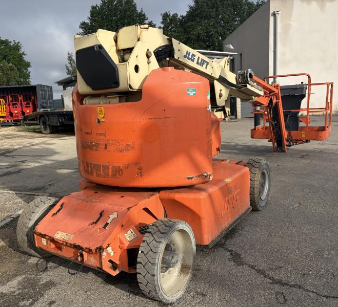 Piattaforma aerea JLG E400AJPN