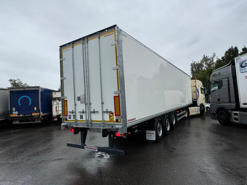 Semi-remorque Fruehauf NEUVE AVEC CONVOYEUR FRET AVION