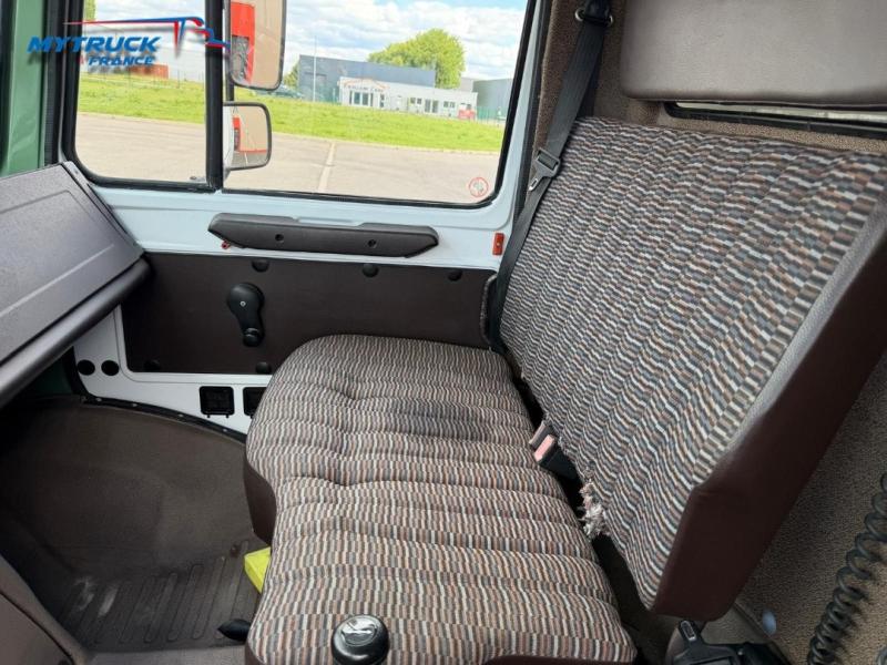 samochód dostawczy Mercedes Unimog