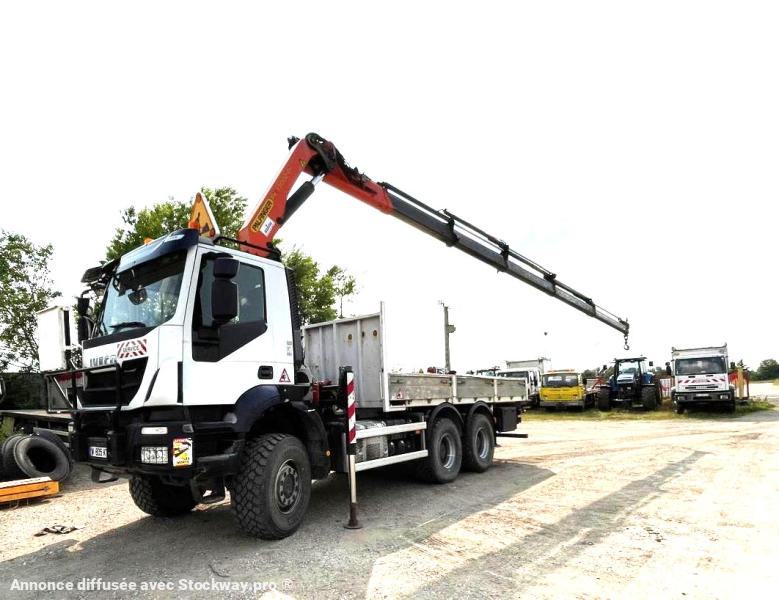 IVECO TRAKKER PLATEAU GRUE TELECOMMANDE PORTE-POTEAUX CABINE COUPEE