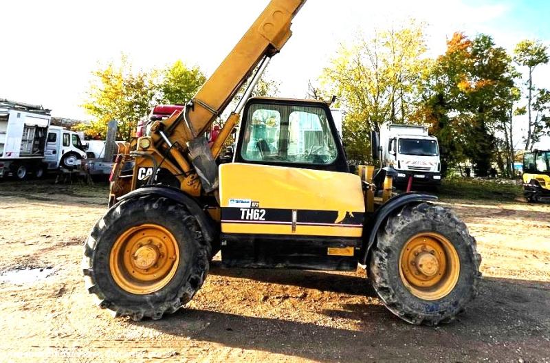Caterpillar TH62 4 ROUES MOTRICES DIRECTIONNELLES 4 Tonnes à 7 mètres