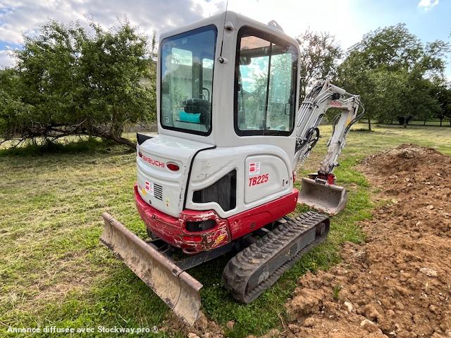 Photo Takeuchi TB225  image 8/16