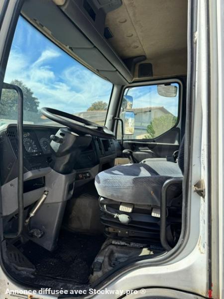 Photo Renault MIDLUM 210 CITERNE MERCERON 11000 L 4 COMPARTIMENTS  image 12/15