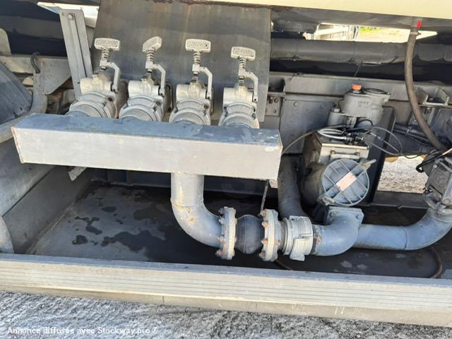 Photo Renault MIDLUM 210 CITERNE MERCERON 11000 L 4 COMPARTIMENTS  image 14/15