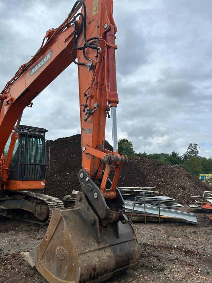 Pelle Doosan DX235LCR