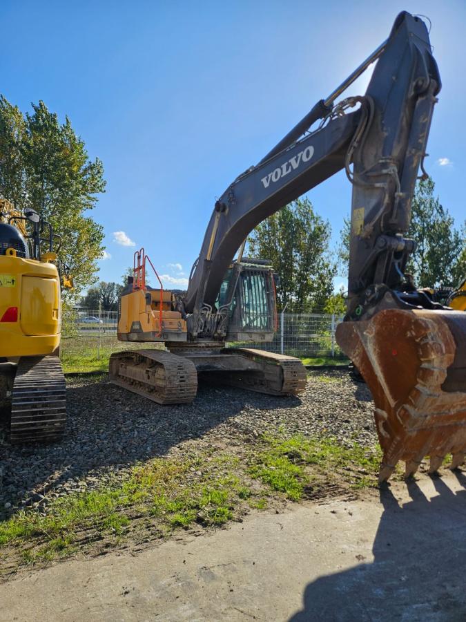 Pelle Volvo EC300EL