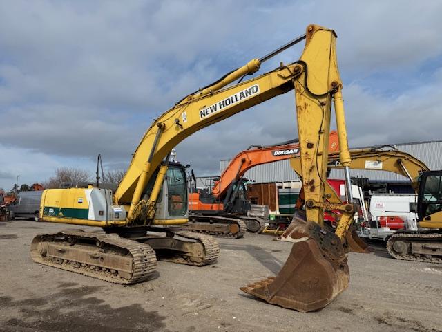 Pelle New Holland E 215 Pelle sur chenilles