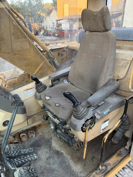 Pelle Caterpillar 318BL Pelle sur chenilles