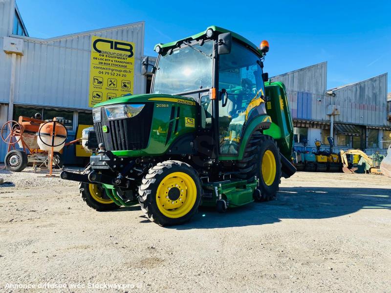 John Deere 2038R avec plateau de coupe et bas de ramassage 