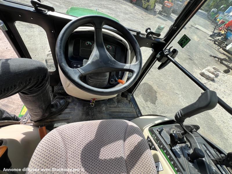 Photo John Deere 2038R avec plateau de coupe et bas de ramassage  image 14/18