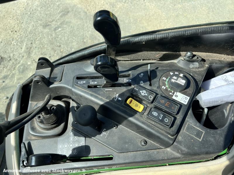 Photo John Deere 2038R avec plateau de coupe et bas de ramassage  image 15/18